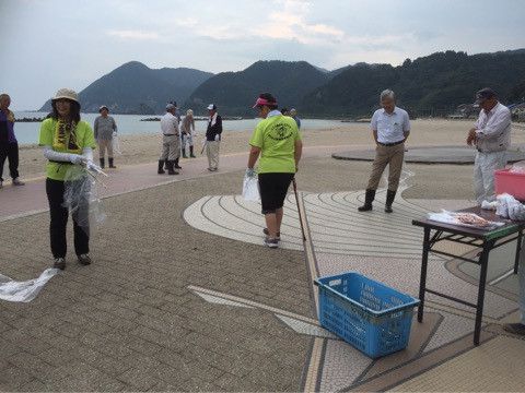 竹野海岸ボランティアクラブの清掃活動