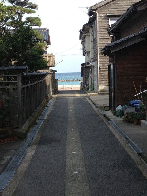 路地裏からの竹野浜